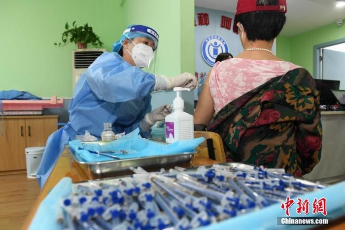 資料圖：市民來到醫(yī)院接種新冠疫苗。 楊華峰 攝