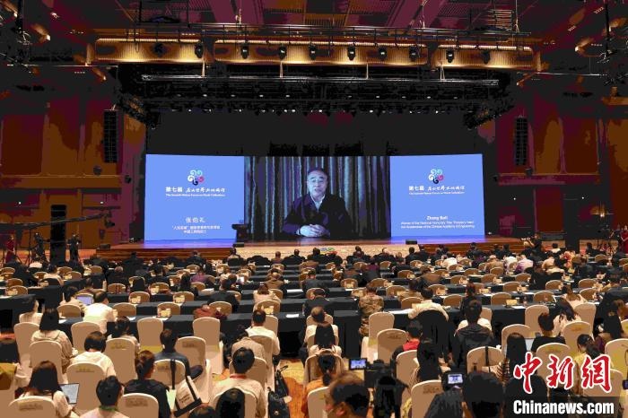 中國工程院院士、“人民英雄”國家榮譽稱號獲得者張伯禮通過視頻發(fā)表主旨演講?！∈⒓样i 攝