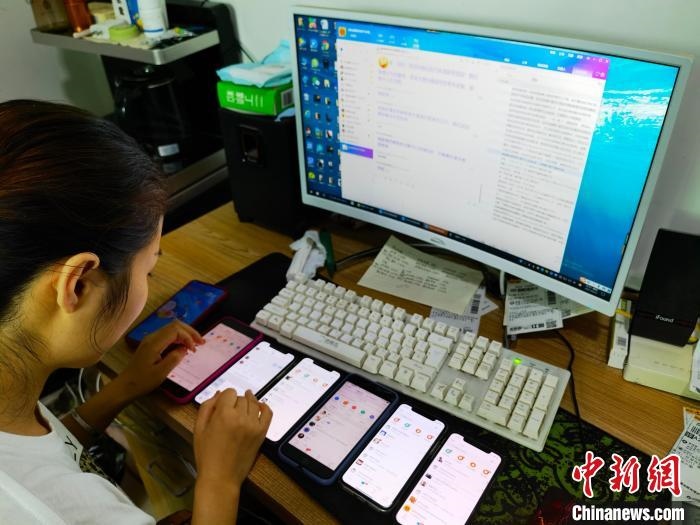 圖為網(wǎng)絡客服為網(wǎng)上“專車座套”客戶答疑釋惑。　呂子豪 攝