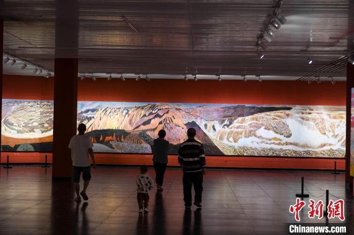 162米巨幅油畫長(zhǎng)卷《黃河》吸引市民駐足觀看?！钊A峰 攝