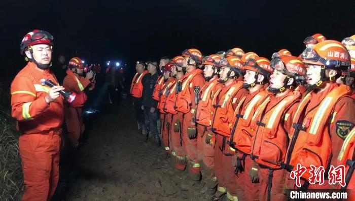 平遙縣消防救援大隊大隊長龔宇作總攻發(fā)起前的動員?！￠Z旭輝 攝