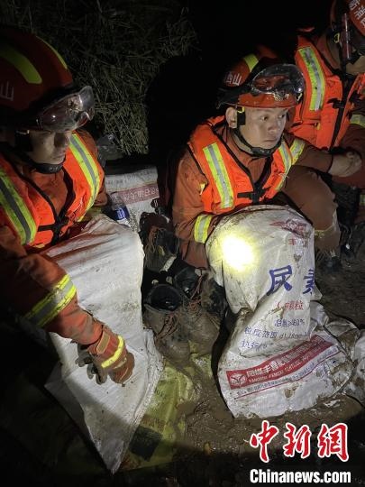 短暫修整期間，消防員脫掉鞋襪，用編織袋套住腿腳保暖?！￠Z旭輝 攝