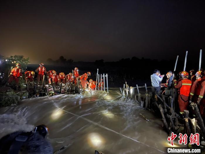 消防員分成左右兩路，同時發(fā)起決口封堵總攻?！￠Z旭輝 攝