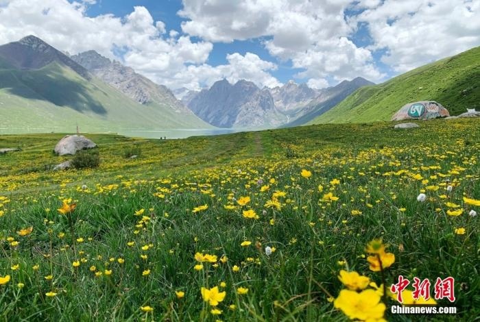 位于青海省果洛藏族自治州久治縣的年保玉則意為“神圣不可侵犯的地方”，山形如蓮花，總面積3469平方公里，保存有冰蝕地貌、冰磧地貌、現(xiàn)代冰川等地質(zhì)遺跡，有“天神后花園”之稱。
<a target='_blank' href='http://www.chinanews.com/'>中新社</a>記者 孫睿 攝