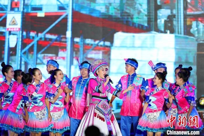 專場晚會上的民族歌舞表演?！涕L嬌 攝