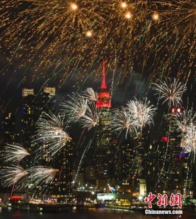 　　2018年，中國駐紐約總領(lǐng)事館前的哈德遜河上空燃放起焰火，慶祝中國狗年春節(jié)。