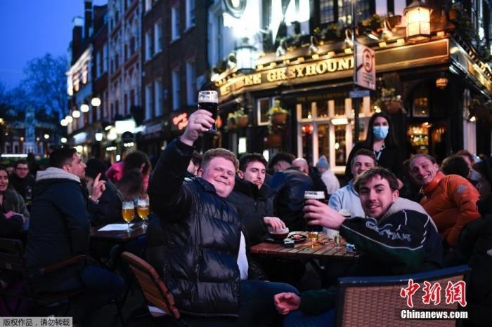 當(dāng)?shù)貢r(shí)間2021年4月12日，英國(guó)進(jìn)入放松疫情封鎖措施的第二階段。商鋪、理發(fā)店、健身房等被允許重新開(kāi)張，酒吧和餐館也可以在室外營(yíng)業(yè)。據(jù)悉，酒吧解封的第一晚，倫敦大批民眾在市中心喝酒跳舞，場(chǎng)面宛如狂歡節(jié)。
