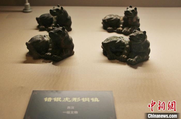 一級文物錯銀虎形銅鎮(zhèn)?！≮w曉 攝