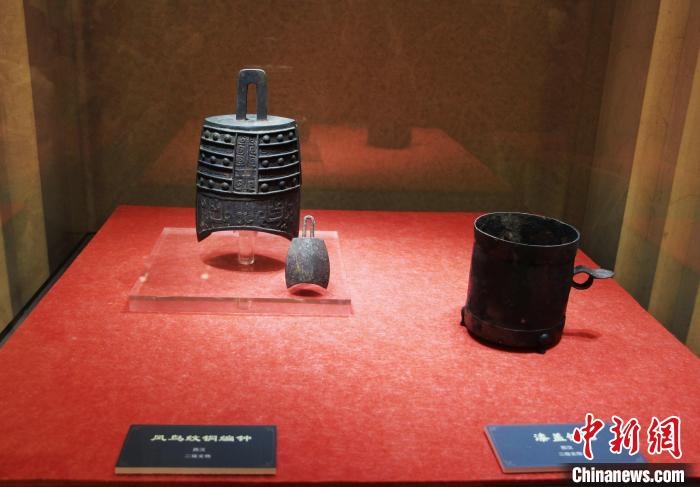 二級文物西漢鳳鳥紋銅編鐘、漆蓋銅卮?！≮w曉 攝