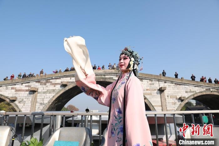 2019京杭對(duì)話的大運(yùn)河京杭雅集活動(dòng)中，浙江昆劇團(tuán)國(guó)家一級(jí)演員楊崑在中國(guó)大運(yùn)河(杭州段)上進(jìn)行表演?！⌒燔?攝 攝