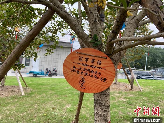 石智勇寫下的寄語?！×植?攝