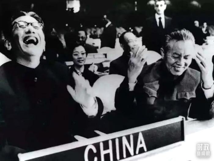 △1971年11月15日，以外交部副部長(zhǎng)喬冠華(左一)為團(tuán)長(zhǎng)、黃華(右一)為副團(tuán)長(zhǎng)的中國(guó)代表團(tuán)，首次出現(xiàn)在聯(lián)合國(guó)大會(huì)上。(資料圖)