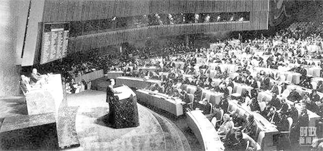 △1971年10月25日，第26屆聯(lián)合國(guó)大會(huì)現(xiàn)場(chǎng)。(資料圖)