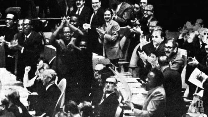 △第2758號(hào)決議通過后，現(xiàn)場(chǎng)爆發(fā)出熱烈歡呼聲。(資料圖)