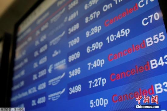 水管破裂造成第四航站樓的多家航班延誤或取消。圖為航站樓內(nèi)的電子公告牌顯示航班信息。
