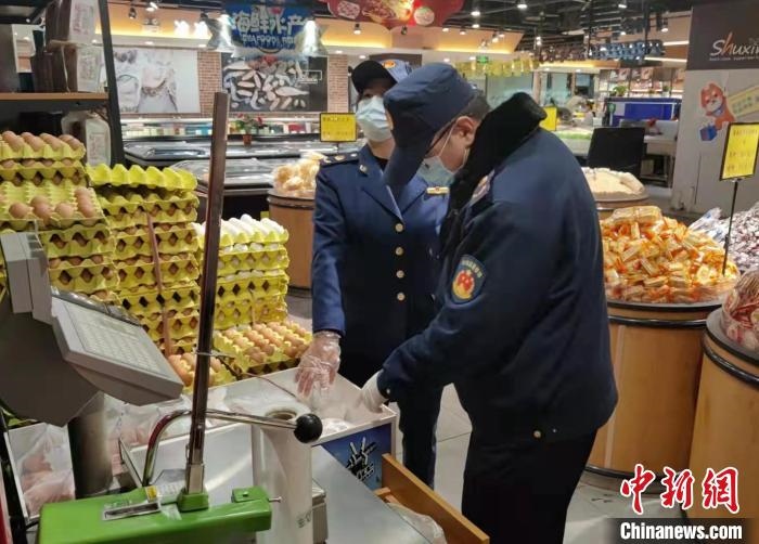 圖為疫情期間，甘肅嘉峪關(guān)市場(chǎng)監(jiān)管局工作人員檢查蔬菜市場(chǎng)?！?柴佳楠 　攝