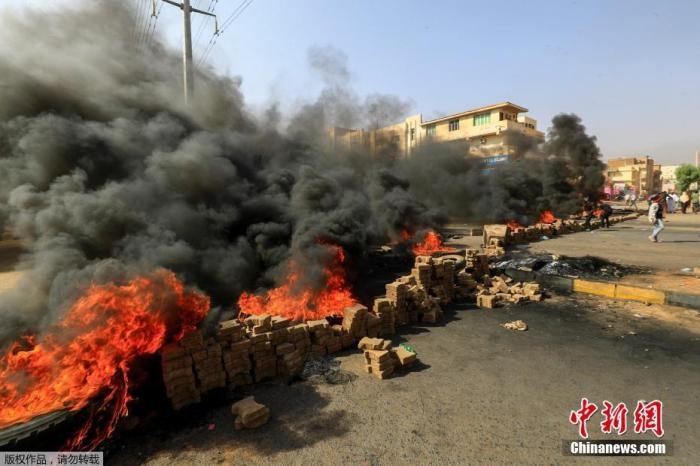 當(dāng)?shù)貢r(shí)間10月25日，蘇丹局勢(shì)發(fā)生突變，過(guò)渡政府總理被“綁架”，政府部長(zhǎng)被軍方抓捕，國(guó)家進(jìn)入緊急狀態(tài)，大量民眾走上街頭對(duì)軍方行動(dòng)進(jìn)行抗議，已有7人在抗議活動(dòng)中死亡，140人受傷。圖為抗議活動(dòng)中燃燒的輪胎。