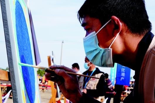 　　參加文物技能競(jìng)賽彩畫(huà)項(xiàng)目的選手。