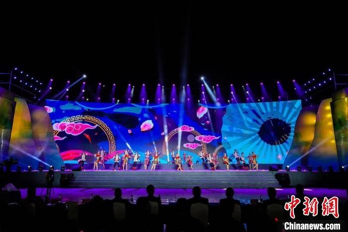 圖為中國·重慶秀山第二屆“金山銀山”文化旅游節(jié)開幕現(xiàn)場。　秀山縣文旅委供圖