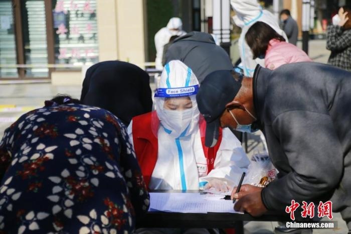 資料圖：青海省西寧市城西區(qū)一核酸檢測(cè)采樣點(diǎn)，居民進(jìn)行信息登記。<a target='_blank' href='http://www.chinanews.com/'>中新社</a>記者 馬銘言 攝