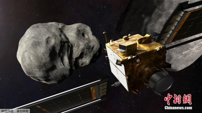 當(dāng)?shù)貢r間11月4日，法新社公布了兩張來自美國宇航局的太空效果圖，畫面顯示一艘宇宙飛船從小行星后面進行撞擊。據(jù)悉，美國宇航局計劃讓一艘以每小時24000公里的速度飛行的宇宙飛船撞上一顆小行星以進行“行星防御”測試，雖然地球尚且沒有面臨如此緊迫的危險。