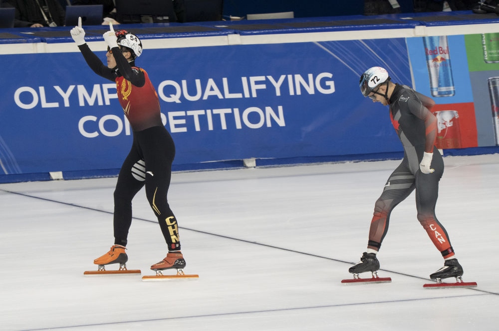 11月20日，任子威(左)在比賽后慶祝。新華社發(fā)(弗爾季·奧蒂洛 攝)