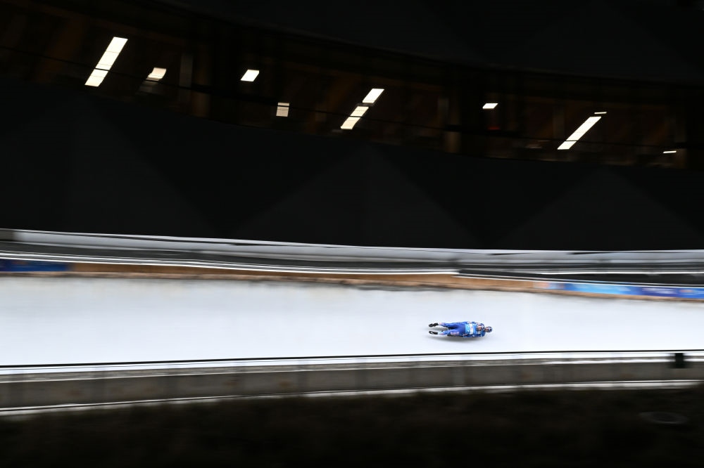 11月21日，美國選手馬茲德澤/泰爾迪曼在團(tuán)體接力比賽中。新華社記者陳益宸攝