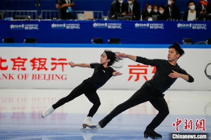 圖為隋文靜、韓聰在測試賽期間進行官方訓(xùn)練 王洋 攝