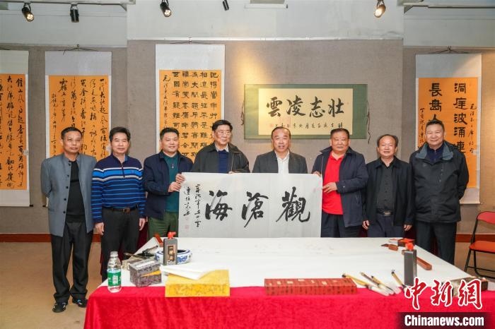 圖為百名將軍書畫展活動現(xiàn)場。　宋秀杰 攝 攝