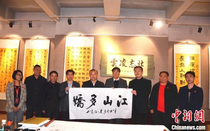 圖為百名將軍書畫展活動現(xiàn)場。　顏新陽 攝 攝