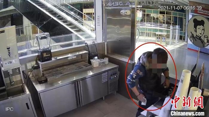 嫌疑人實(shí)施犯罪行為的監(jiān)控視頻?！↑S浦公安供圖
