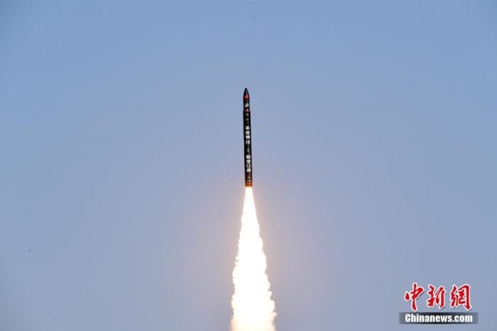 北京時間2021年12月7日12時12分，谷神星一號遙二運載火箭在中國酒泉衛(wèi)星發(fā)射中心成功發(fā)射升空，將搭載的天津大學一號、麗澤一號、寶醞號、金紫荊五號、金紫荊一號03星等5顆小衛(wèi)星順利送入預定軌道，發(fā)射任務獲得圓滿成功。汪江波 攝