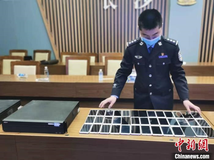 民警展示作案工具?！￠L沙市公安局供圖