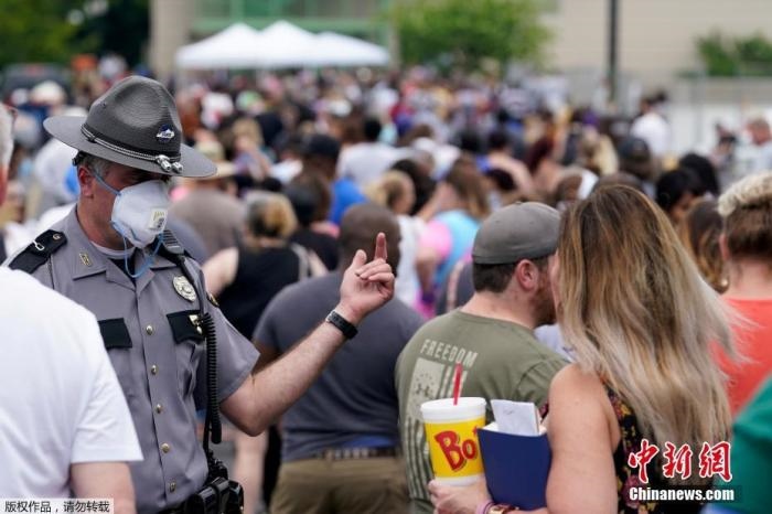 當?shù)貢r間6月17日，美國肯塔基州國會大樓外，上千名在疫情期間失業(yè)的美國民眾在此排隊等候進入大樓。據(jù)悉肯塔基州在疫情期間開設(shè)了臨時失業(yè)辦公室。