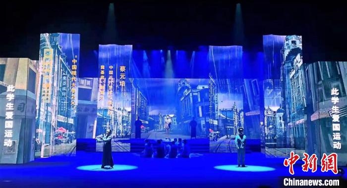 圖為“百年風華”大型音樂史詩劇現(xiàn)場?！⒑ｌ` 攝