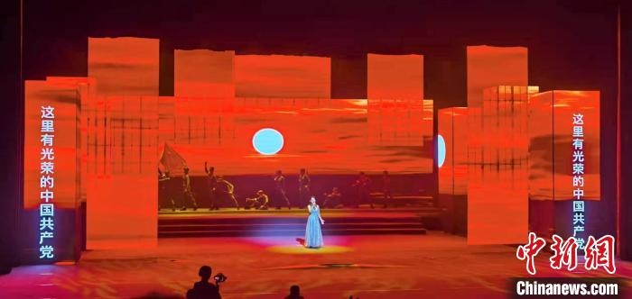 圖為“百年風華”大型音樂史詩劇現(xiàn)場。　劉海靈 攝