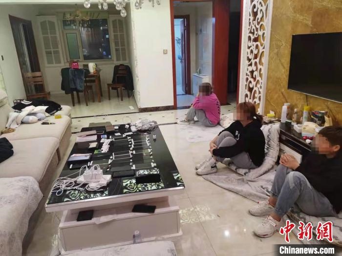 資料圖為果洛藏族自治州公安民警抓獲的犯罪嫌疑人?！‖斍呖h公安局供圖