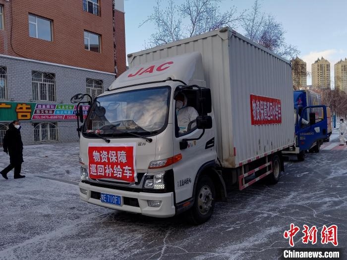 圖為滿洲里物資保障巡回補(bǔ)給車(chē)隊(duì)配貨現(xiàn)場(chǎng)。　秦甜偉 攝