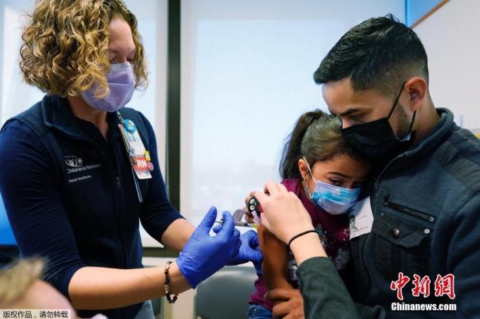 資料圖：當?shù)貢r間11月3日，美國華盛頓，國立兒童醫(yī)院為孩子接種疫苗。美國新冠疫苗接種進入了一個新階段，數(shù)百萬名小學生現(xiàn)在可以接種疫苗。