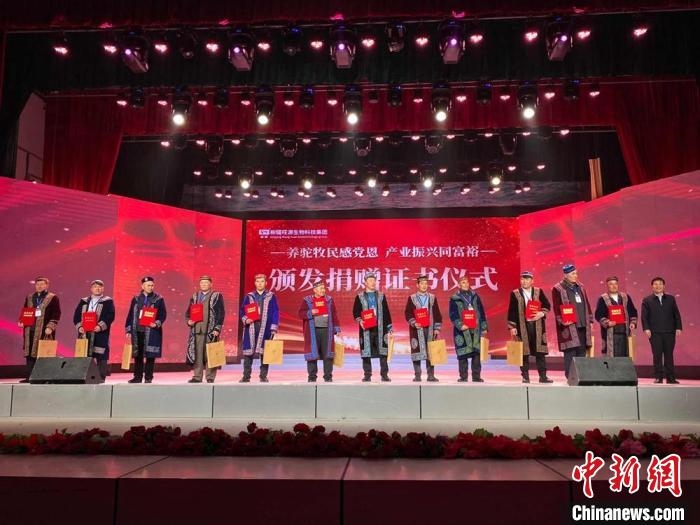 阿勒泰地區(qū)牧民靠企業(yè)的幫扶走上了致富道路?！」o琨 攝