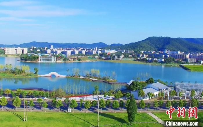 后湖藝術(shù)園?！√菩∏?攝