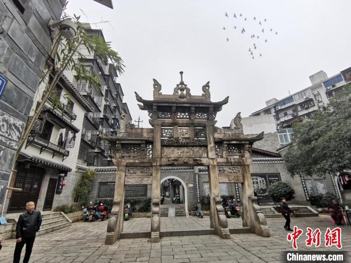 “道冠古今”牌坊?！×荷?攝