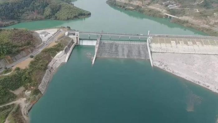 　　圖1 2021年12月7日，督察組使用無人機拍攝，保護(hù)區(qū)實驗區(qū)內(nèi)的八吝大壩已建成，且未設(shè)置過魚設(shè)施