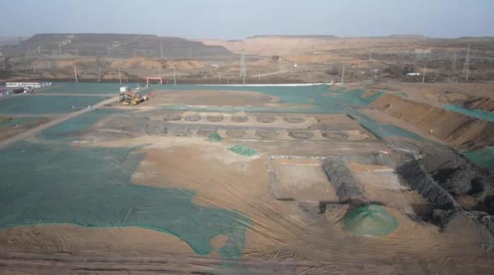 2021年12月11日，督察組使用無人機拍攝，神木市蘭炭產(chǎn)業(yè)特色園區(qū)檸條塔片區(qū)廢水集中處理設(shè)施僅完成部分基礎(chǔ)建設(shè)