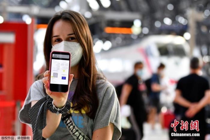 當(dāng)?shù)貢r間2021年9月1日，意大利米蘭，乘客在火車站出示的健康證明。