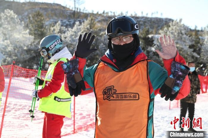 圖為滑雪場現(xiàn)場?！≡S婷 攝