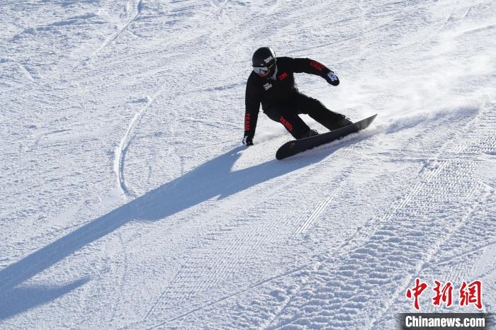 圖為滑雪場現(xiàn)場?！≡S婷 攝