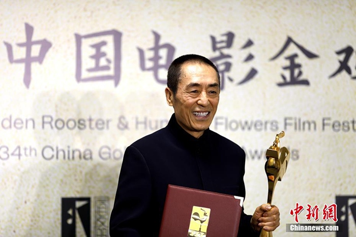 12月30日晚，第34屆中國(guó)電影金雞獎(jiǎng)?lì)C獎(jiǎng)典禮在福建省廈門市舉行。張藝謀以執(zhí)導(dǎo)《懸崖之上》榮膺最佳導(dǎo)演獎(jiǎng)。 <a target='_blank' href='/'>中新社</a>記者 呂明 攝