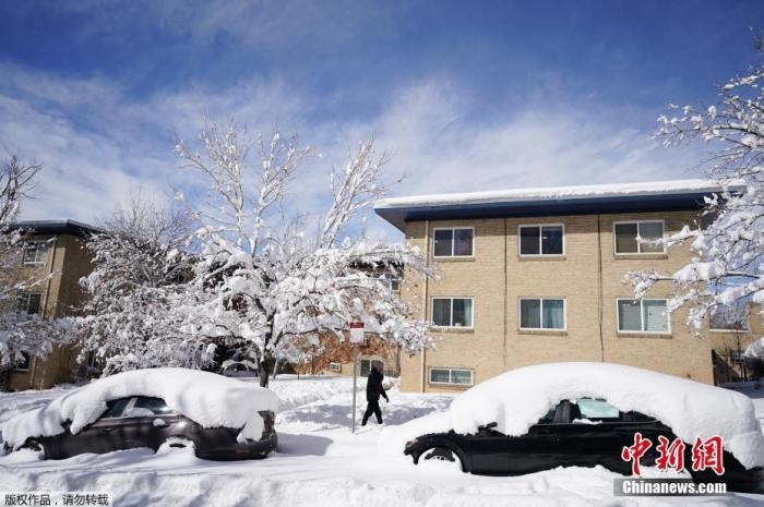 資料圖：當(dāng)?shù)貢r(shí)間2021年3月15日，美國科羅拉多州丹佛，當(dāng)?shù)赜瓉韽?qiáng)暴風(fēng)雪天氣，城市被積雪覆蓋。