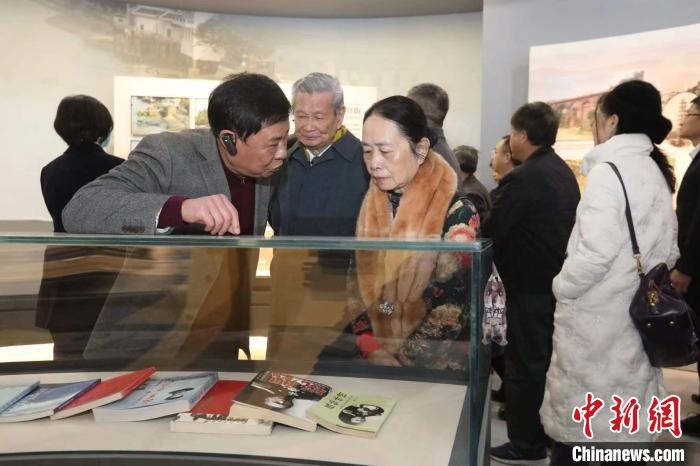 船政后裔在參觀新館?！￡悤造o 攝